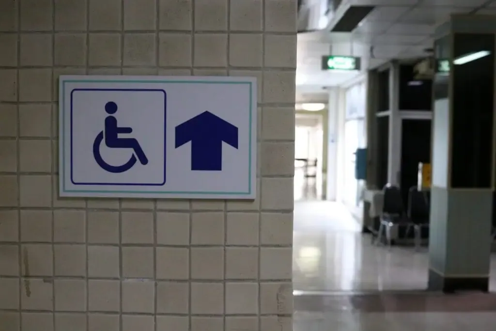 vecteezy sign wheelchair way is on light brown wall in building 7424342